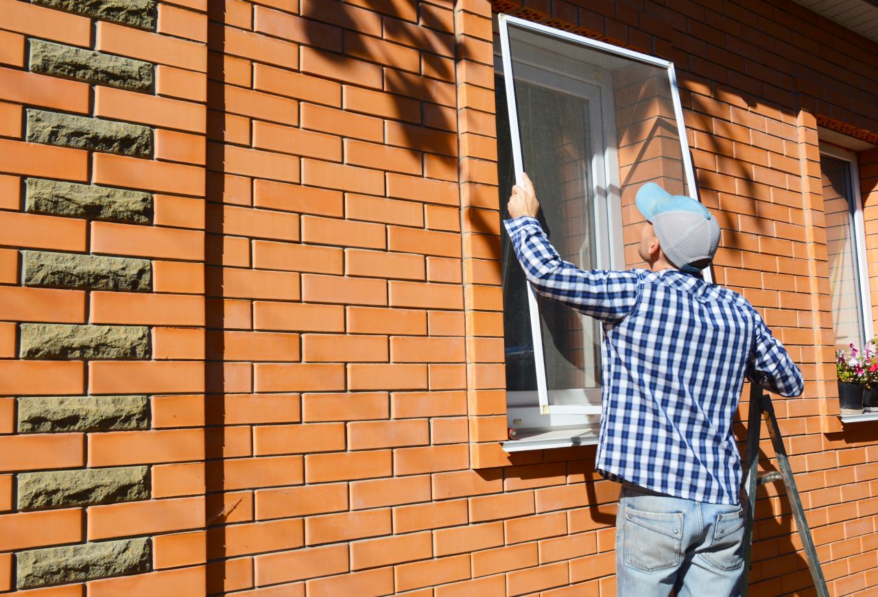 Dlaczego warto zamontować domowe moskitiery okienne?