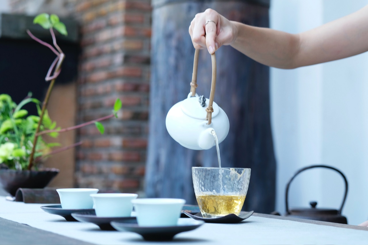 Parzenie i nuty smakowe białych herbat