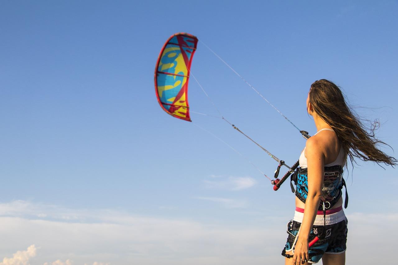 Sprzęt do kitesurfingu – co jest potrzebne na początek?