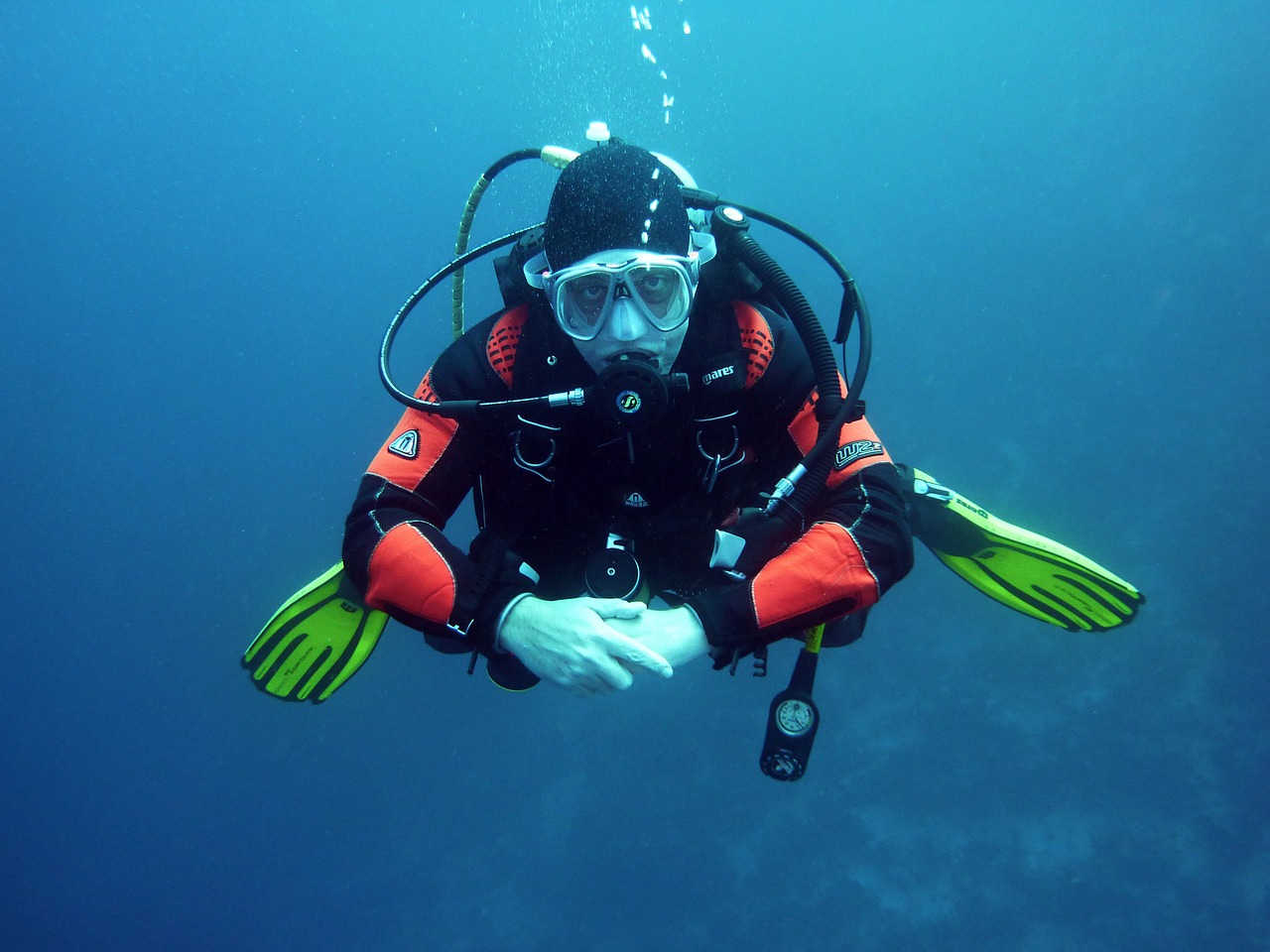 Pierwsze nurkowanie – czy bez żadnych kursów można zejść pod wodę?