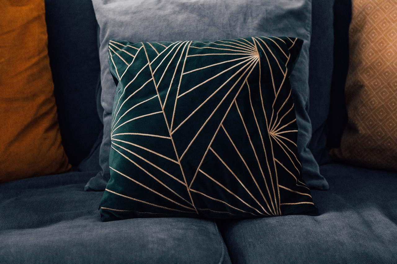 Poduszki – nieodłączny element każdej sypialni i salonu