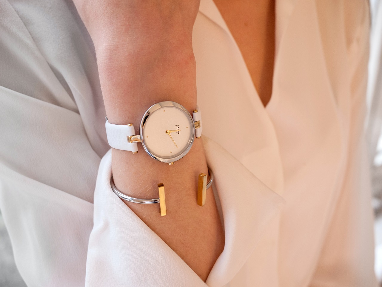 Klasyczny zegarek – idealne uzupełnienie codziennej stylizacji