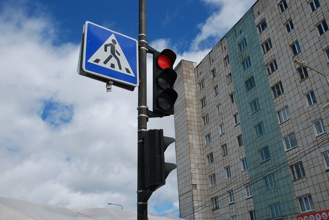 Z czego wykonane są znaki drogowe?
