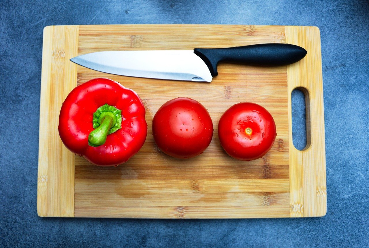 Przy użyciu jakich narzędzi kuchennych można łatwo obierać warzywa?