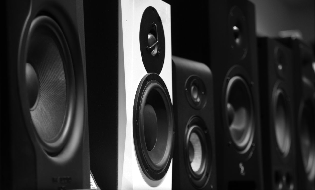 Jakie głośniki zakupić do domu, aby mieć jak najlepsze wrażenia audiowizualne?