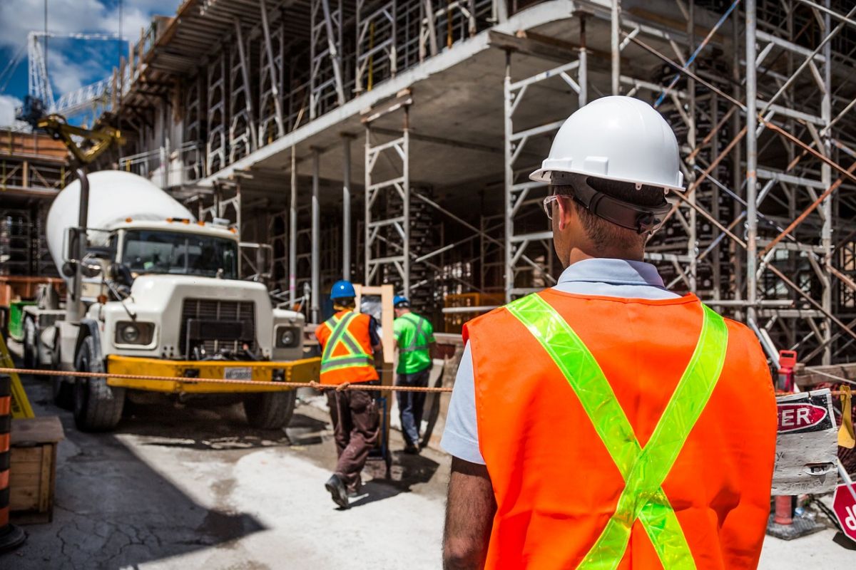 W jaką odzież ochronną należy wyposażyć pracowników na budowie?
