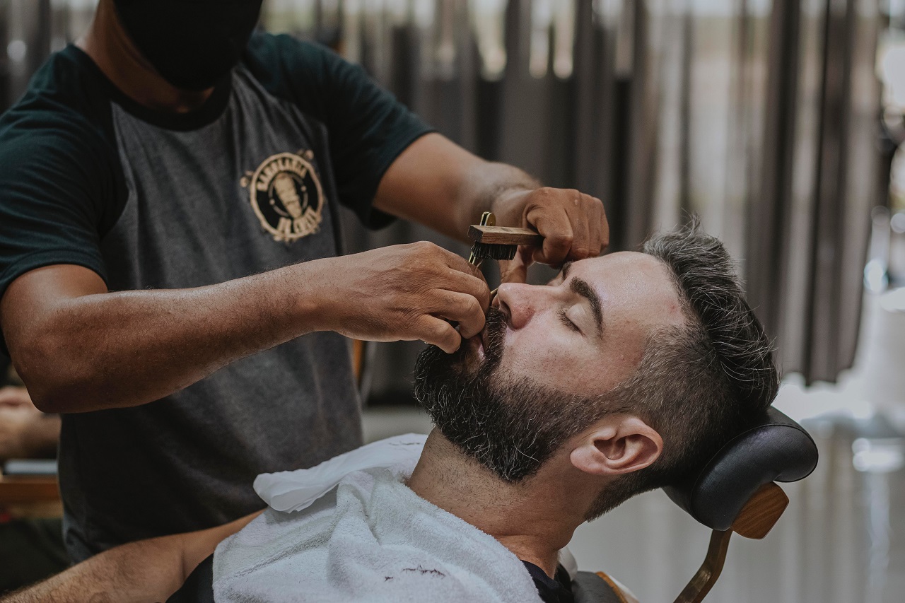 Dlaczego brodaci mężczyźni powinni korzystać z pomocy profesjonalnych barberów?