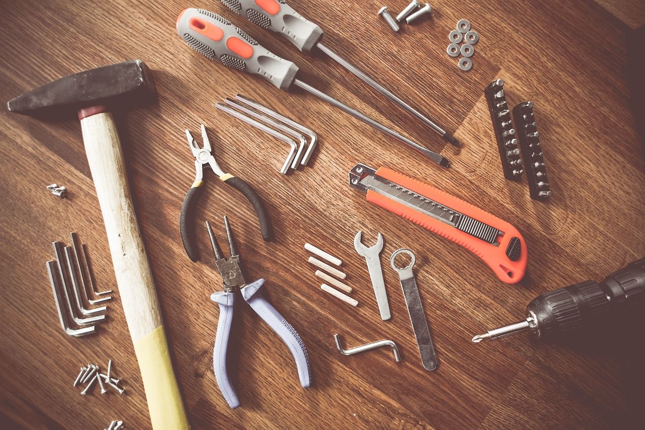 Powszechnie stosowane narzędzia przy pracach budowlanych